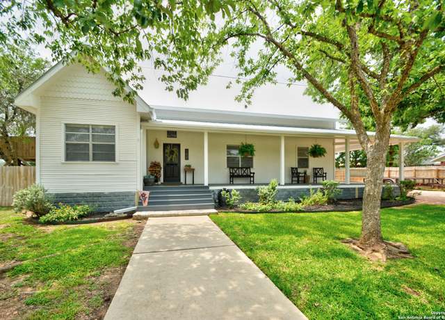 Property at 704 North Crk, Comfort, TX 78013, 3 beds, 2.5 baths
