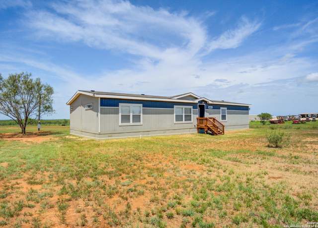 Property at 2312 SH 173, Jourdanton, TX 78026, 4 beds, 3 baths