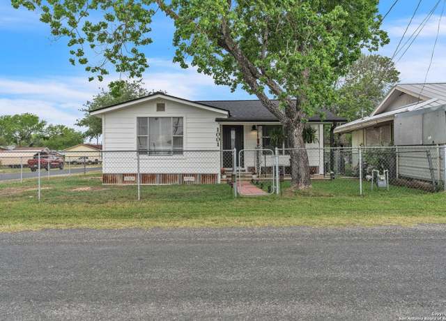 Property at 1001 Green St, Poth, TX 78147, 2 beds, 1.5 baths