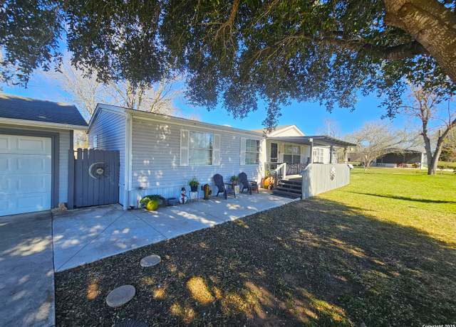 Property at 112 Royal Crest Cir, Seguin, TX 78155, 3 beds, 2 baths
