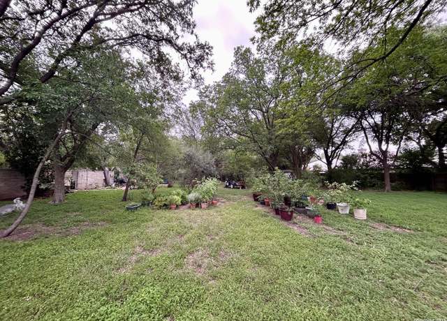 Property at 7 Scarborough Sq, San Antonio, TX 78218