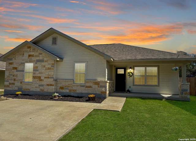 Property at 484 Burr Oak Ln, Canyon Lake, TX 78133, 3 beds, 2 baths