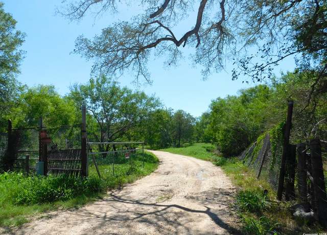 Property at 1590 Mccauley Rd, Floresville, TX 78114