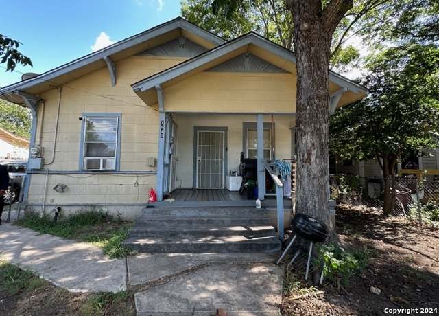 Property at 1640 N Center St, San Antonio, TX 78202, 3 beds, 2.5 baths