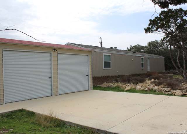 Property at 846 Inglewood Dr, Canyon Lake, TX 78133, 3 beds, 2 baths