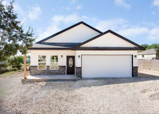 Property at 716 Golf Course Dr E, Spring Branch, TX 78070, 3 beds, 2.5 baths
