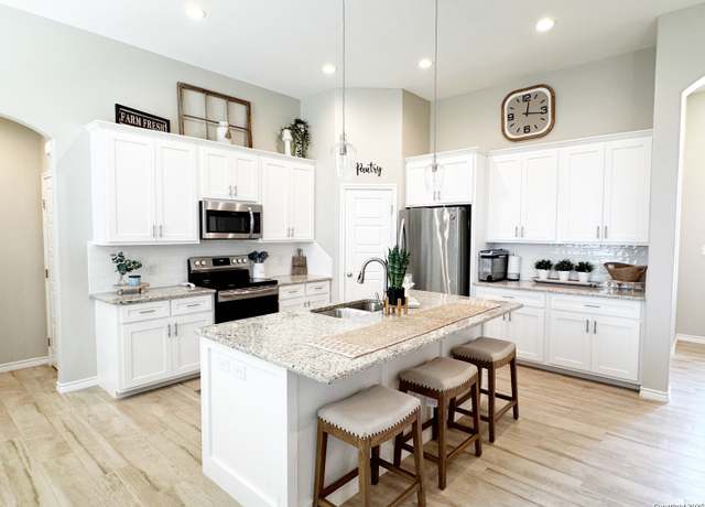 Property at 1683 Vista Vw, Pleasanton, TX 78064, 4 beds, 2 baths
