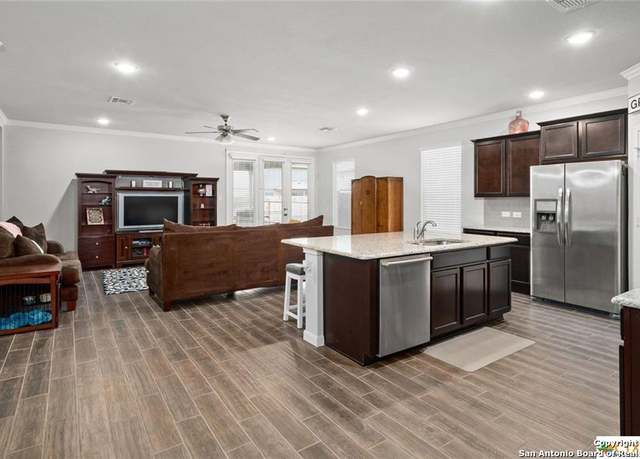 Property at 913 Cypress Ml, New Braunfels, TX 78130, 4 beds, 3 baths