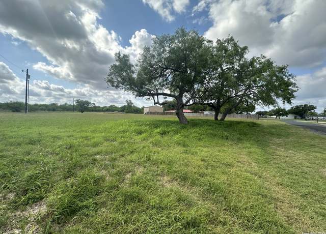Property at 136 Harbor Cir, Mathis, TX 78368