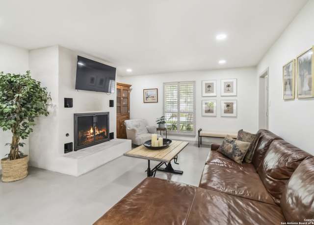Property at 425 Edgewater, New Braunfels, TX 78130, 5 beds, 3.5 baths