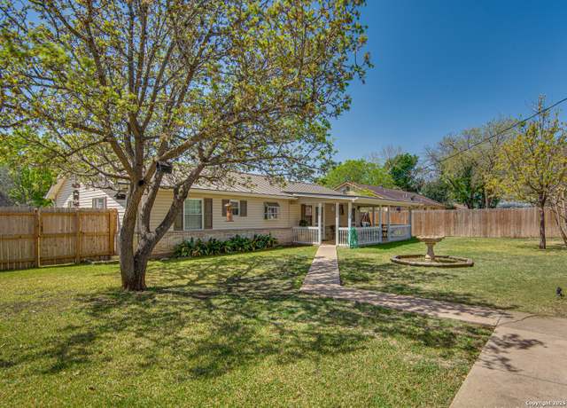 Property at 112 Shadywood, Boerne, TX 78006, 3 beds, 2 baths