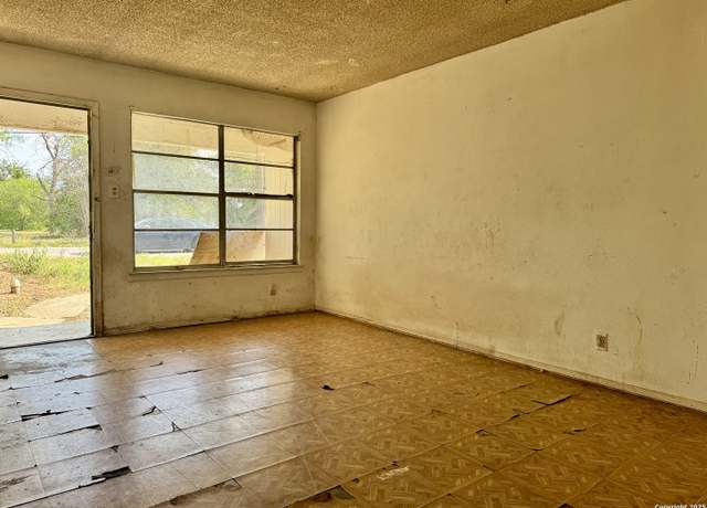 Property at 607 Dorie St, San Antonio, TX 78220, 3 beds, 1 bath