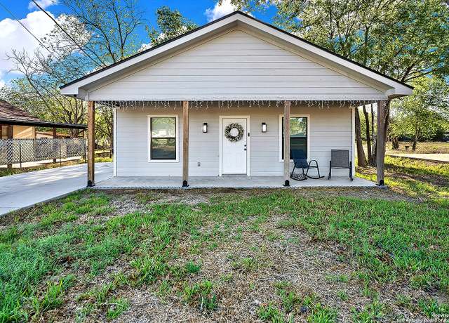 Property at 1121 Avenue K, Hondo, TX 78861, 3 beds, 2 baths
