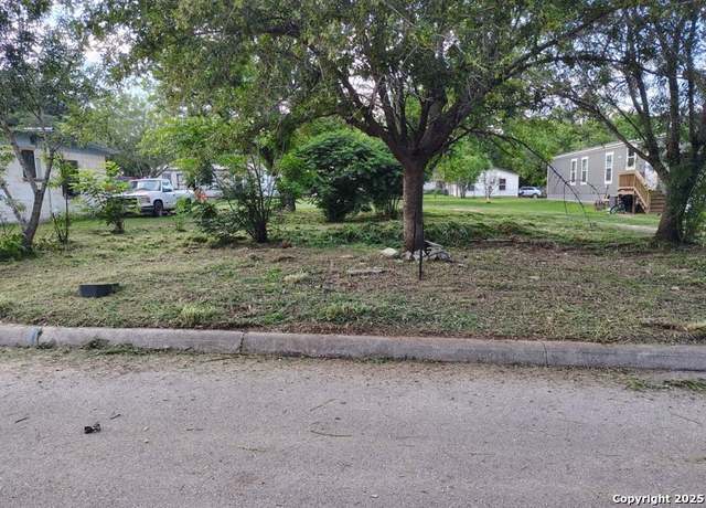 Property at 406 Patrick St, Pleasanton, TX 78064