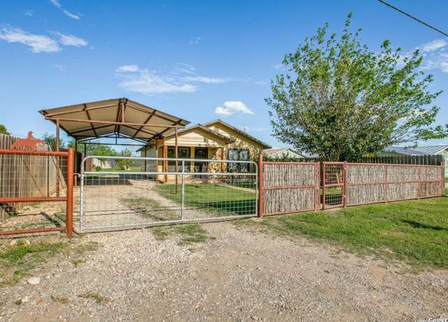 Property at 183 Couser Blvd, Charlotte, TX 78011, 2 beds, 1 bath