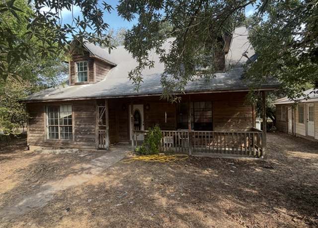 Property at 6721 County Road 401, Floresville, TX 78114, 4 beds, 3 baths