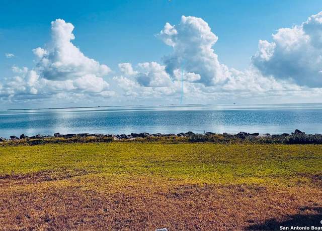 Property at 946 S Ocean Dr, Port Lavaca, TX 77979