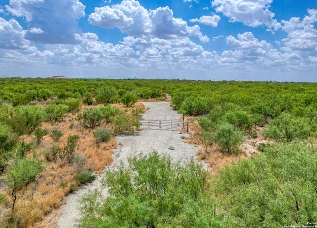 Property at 290 Kolos Ln, Carrizo Springs, TX 78834