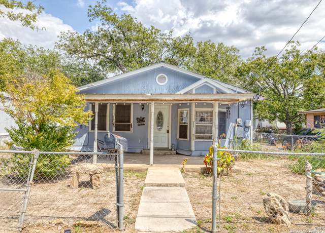 Property at 1709 Ave E, Hondo, TX 78861, 2 beds, 1 bath
