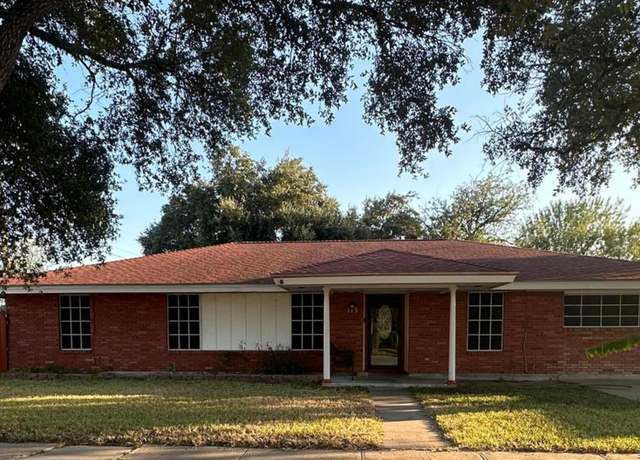 Property at 113 W Merriman St, Sinton, TX 78387, 4 beds, 2 baths