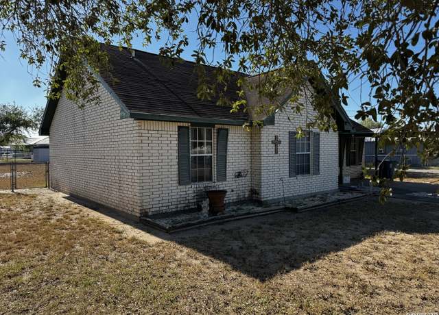 Property at 1800 Hackberry, Three Rivers, TX 78071, 3 beds, 2 baths