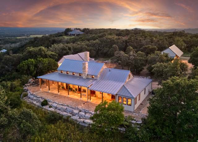 Property at 309 Ridgeview Dr, Fredericksburg, TX 78624, 3 beds, 3.5 baths