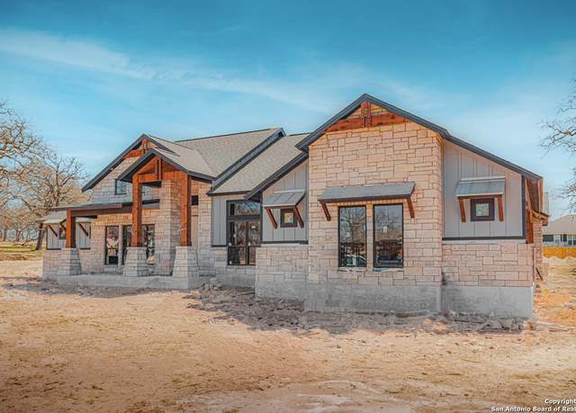 Property at 116 Hondo Dr, La Vernia, TX 78121, 4 beds, 3.5 baths