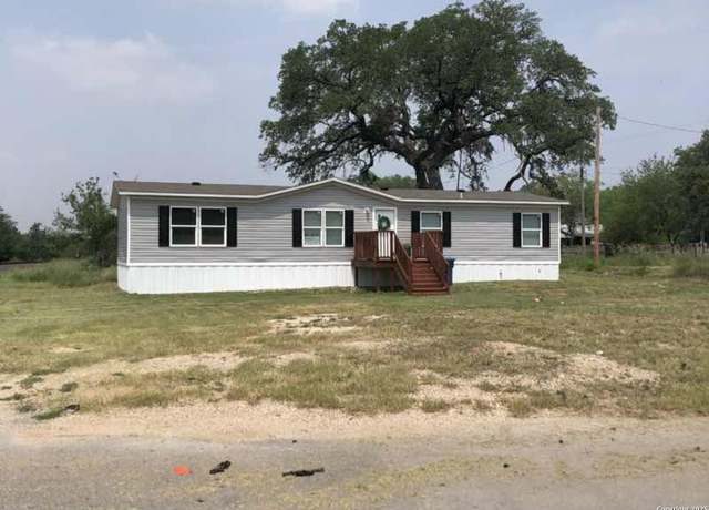 Property at 730 Park St, Pleasanton, TX 78064, 4 beds, 2 baths