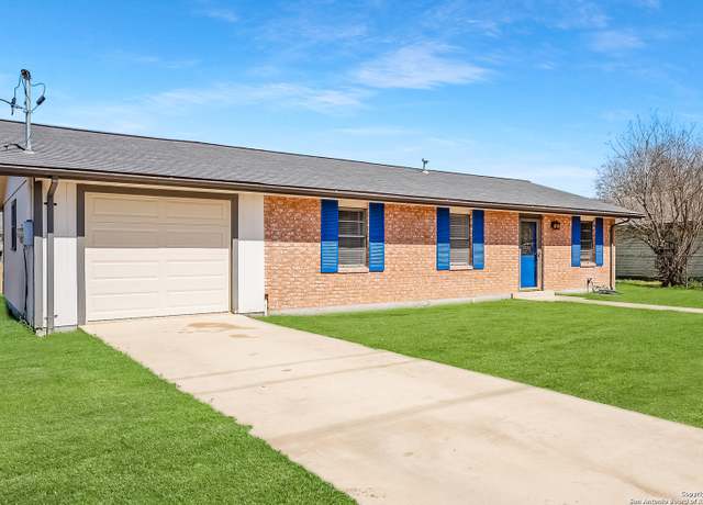 Property at 908 6th, Floresville, TX 78114, 4 beds, 1 bath