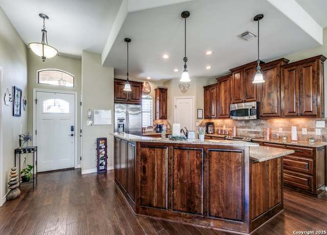 Property at 1758 Crooked Creek Dr, Pleasanton, TX 78064, 3 beds, 2 baths