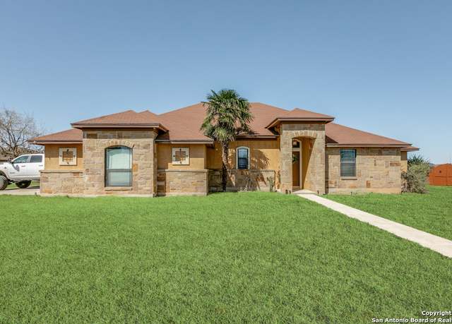 Property at 1758 Crooked Creek Dr, Pleasanton, TX 78064, 3 beds, 2 baths