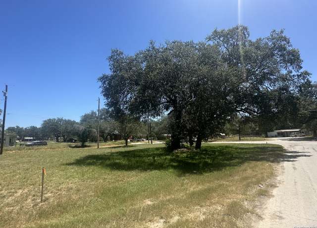 Property at 400 Davis, Devine, TX 78016