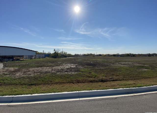 Property at 132 Albion Ct, Poteet, TX 78065
