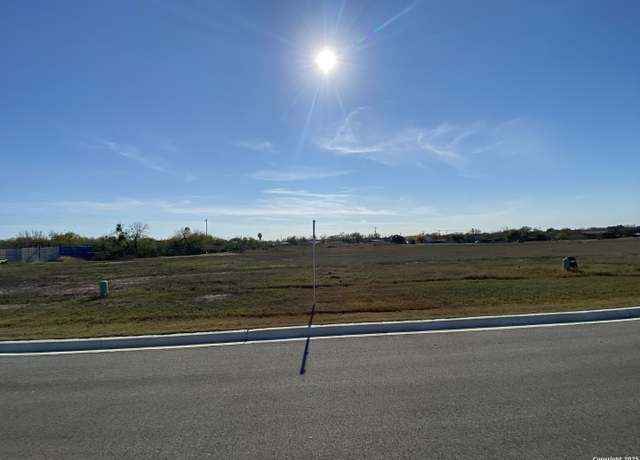 Property at 128 Albion Ct, Poteet, TX 78065