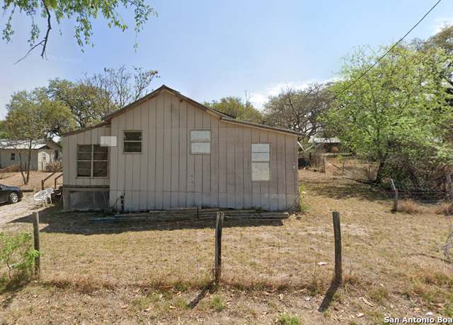 Property at 812 Flores, Devine, TX 78016, 2 beds, 1 bath