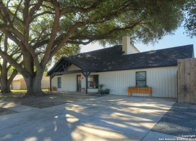 Property at 770 Carl Dr, New Braunfels, TX 78130-2917, 4 beds, 3 baths