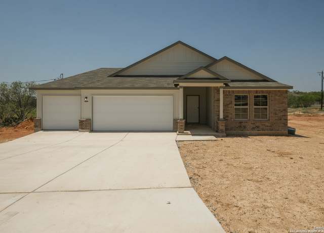 Property at 100 Prescott Dr, Floresville, TX 78114, 4 beds, 3 baths