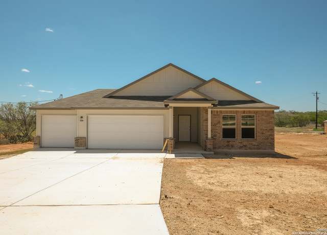 Property at 100 Prescott Dr, Floresville, TX 78114, 4 beds, 3 baths
