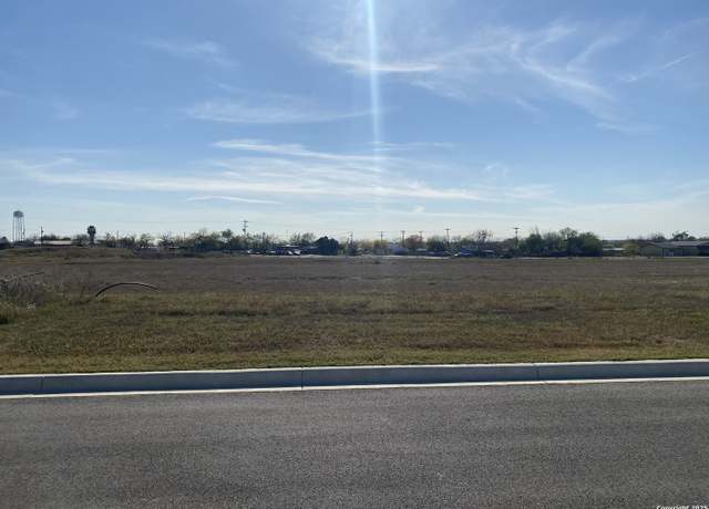 Property at 116 Albion Ct, Poteet, TX 78065