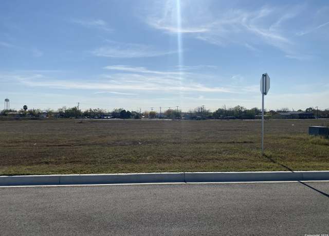 Property at 112 Albion Ct, Poteet, TX 78065