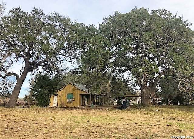 Property at 623 Sanches, Pleasanton, TX 78064, 1 bed, 1 bath