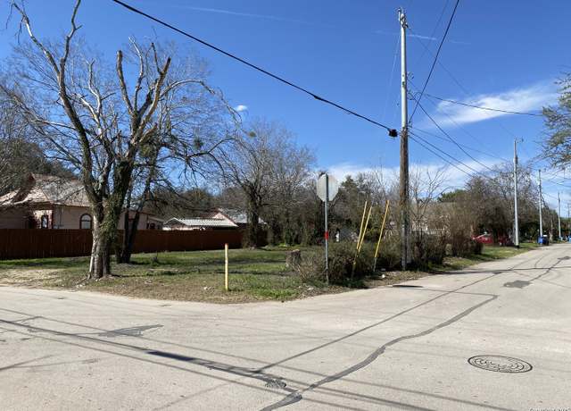 Property at 402 W Ireland, Seguin, TX 78155, 3 beds, 2 baths