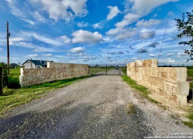 Property at 117 Paisano Trl, Beeville, TX 78102