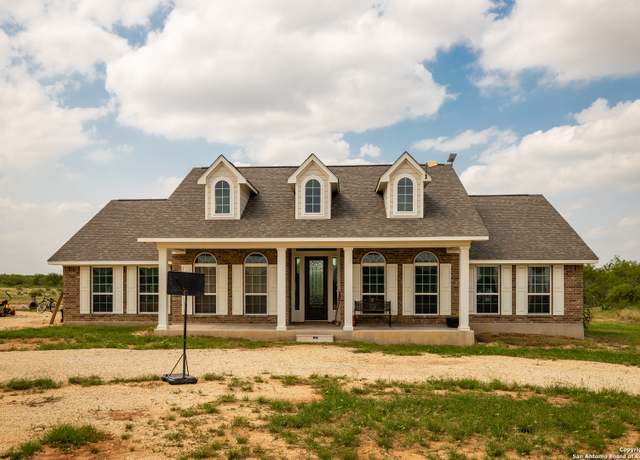 Property at 1141 S County Road 337, Charlotte, TX 78011, 5 beds, 3 baths