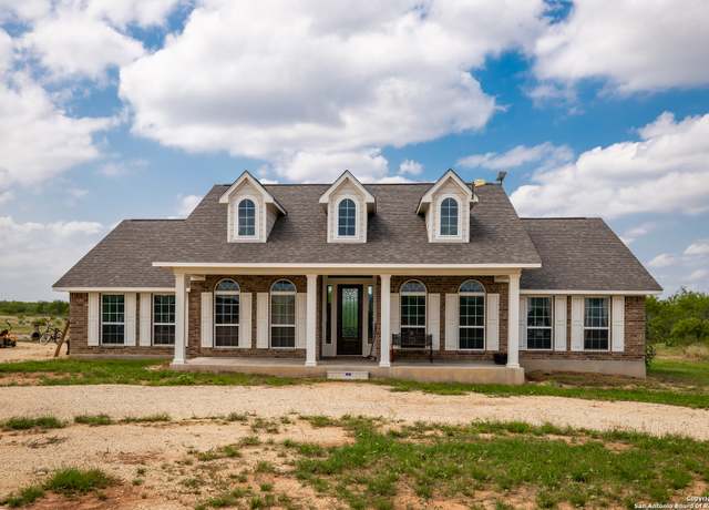 Property at 1141 S County Road 337, Charlotte, TX 78011, 5 beds, 3 baths