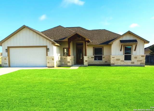 Property at 1710 Crooked Creek Dr, Pleasanton, TX 78064, 4 beds, 2 baths