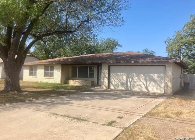 Property at 535 N 4th St, Uvalde, TX 78801, 3 beds, 2 baths