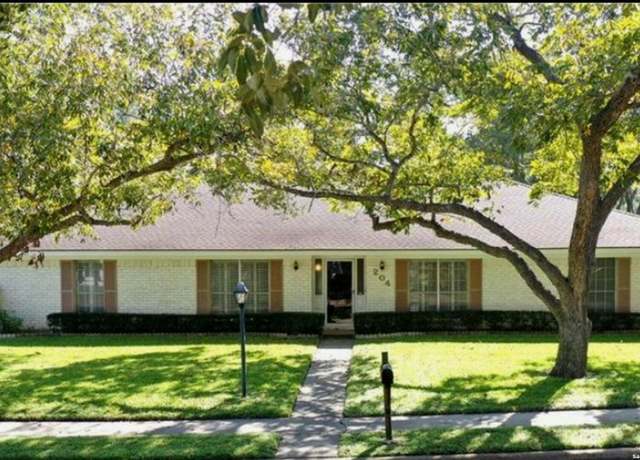 Property at 204 Hampshire, Victoria, TX 77904, 3 beds, 2 baths