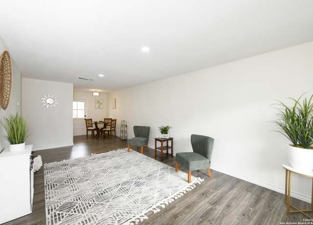 Property at 911 Vance Jackson Dr #212, San Antonio, TX 78201, 1 bed, 1 bath