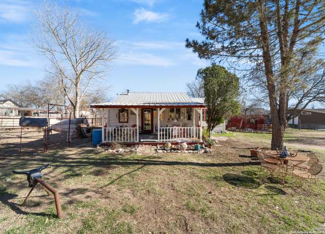 Property at 117 Reading Ave, Center Point, TX 78010, 3 beds, 1 bath